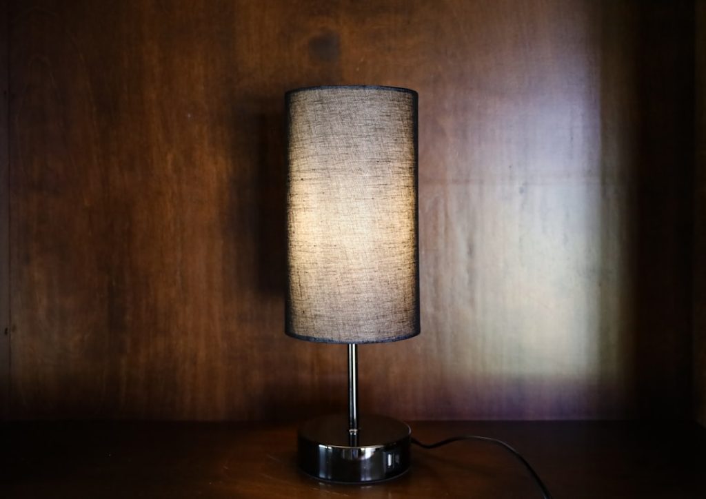 Photo Linen shade table lamp